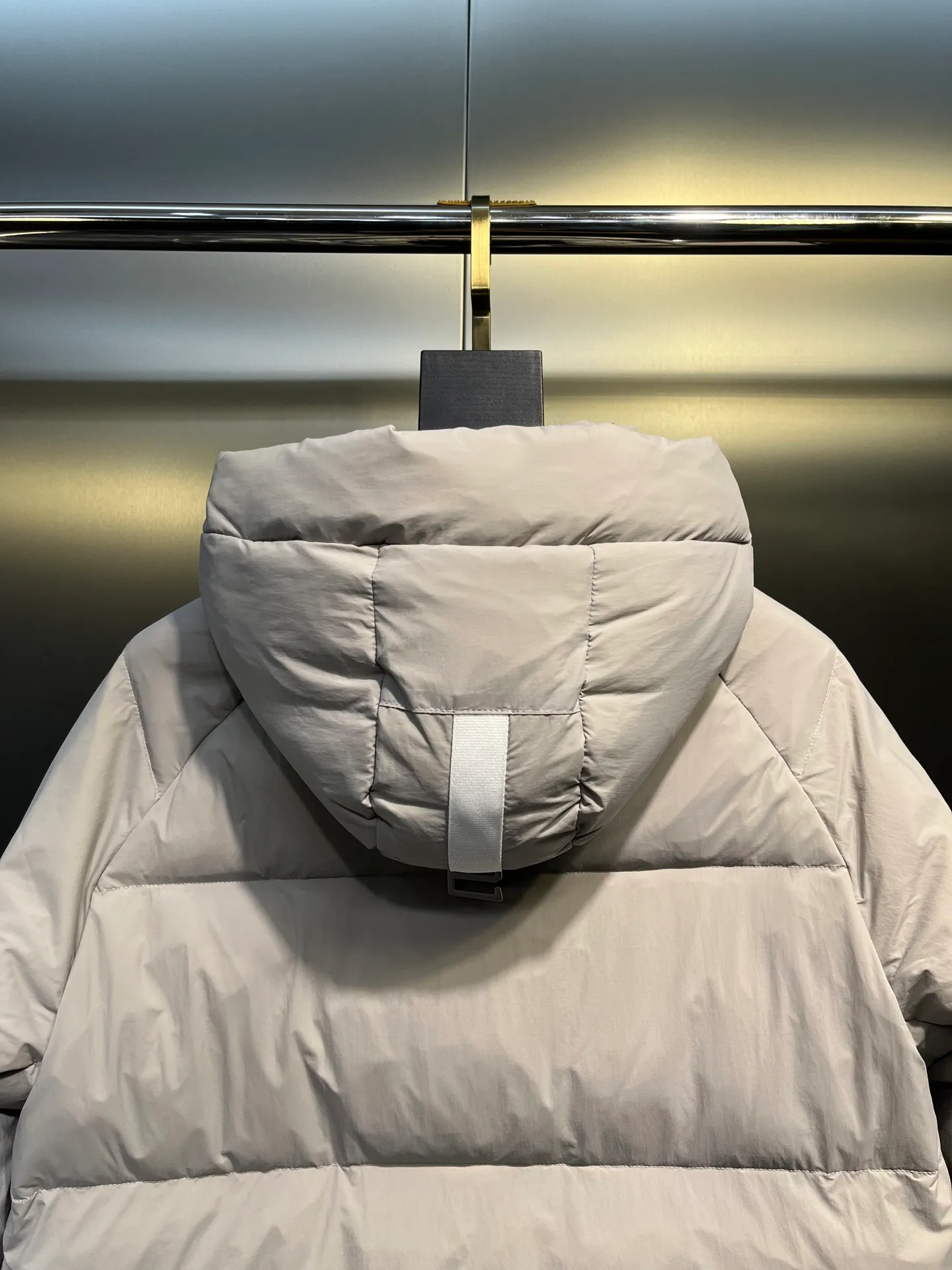 P740 Big Goose Capsule White Label Down Canada Goos* Canada Goose's new limited white label bread jacket, the same style for men and women, filled with 625 fill power white goose down, and the fabric has a satin feel. Suitable for wearing in spring and autumn in various cities, this model has a stand-up collar design, classic and versatile, and has good thermal insulation effect! Fabric + Features: ✅Fabric: 85% polyester, 15% cotton, windproof and waterproof ✅Lining: 100% polyester, windproof and waterproof ✅Filling: 80% pure white duck down, 20% pure white feathers ✅Fillness: 625 ✅Care instructions: Dry cleaning ✅Zipper: Genuine YKK two-way entrance zipper ✅TEI Temperature Feeling Index 1: Lightweight minus 5 degrees to 5 degrees Technology: ✅The fabric is made of CORDURA polyamide fabric, which is a new functional fabric and a leading technological product. The durability is 2 times higher than ordinary nylon fabric. Wear resistance, strong tear resistance, good hand feel and good color. ✅The liner is filled with imported 625 fill power 90 white duck down, the liner is reinforced with anti-runaway velvet liner, and the fly on the front center fly is designed with snap buttons to prevent ventilation and rain. Whether it is hiking, urban walking or polar exploration, this model can help you find the Cana that suits your body, activities and lifestyle. Color: pink, blue, black, white Size: xs-l